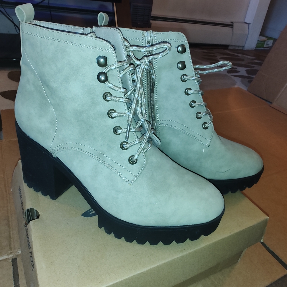 Women's Seven7 Lace-Up Ankle Boots - Cream Size 11